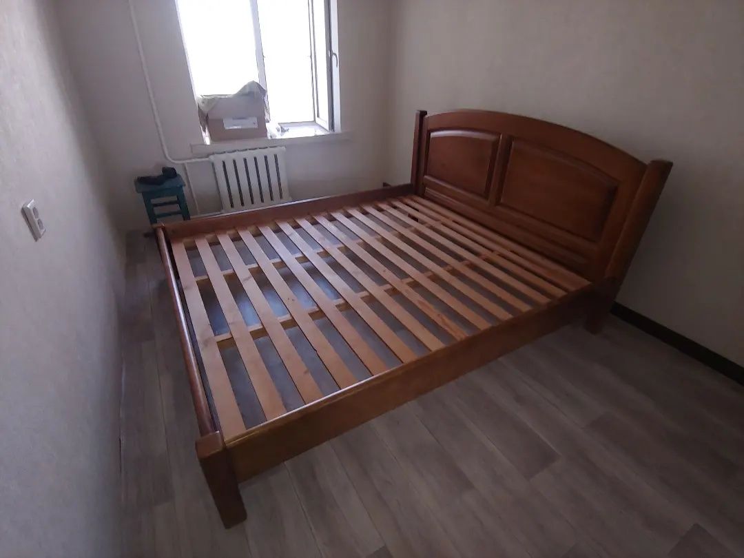 Деревянная кровать