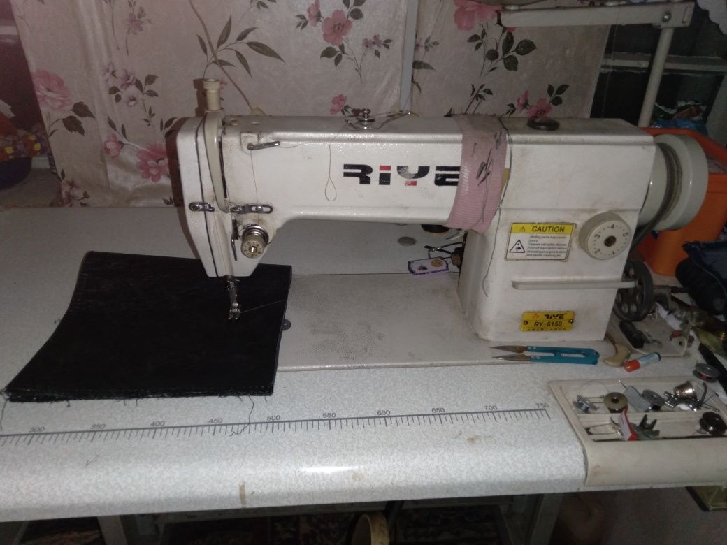Производственная прямострочная швейная машина
