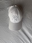 Бяла Шапка New Era 9FORTY