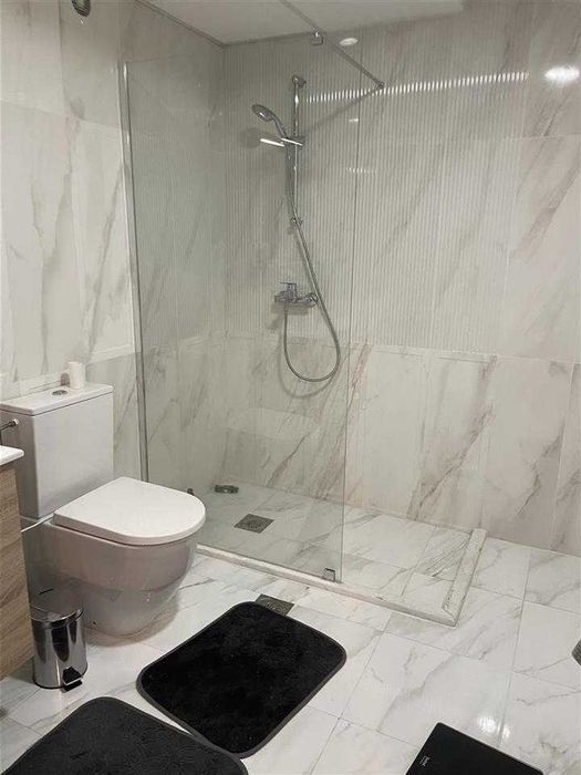 Дава се под наем Двустаен апартамент в Бургас, Център - 67 кв.м за 229.5 € - Снимка #2