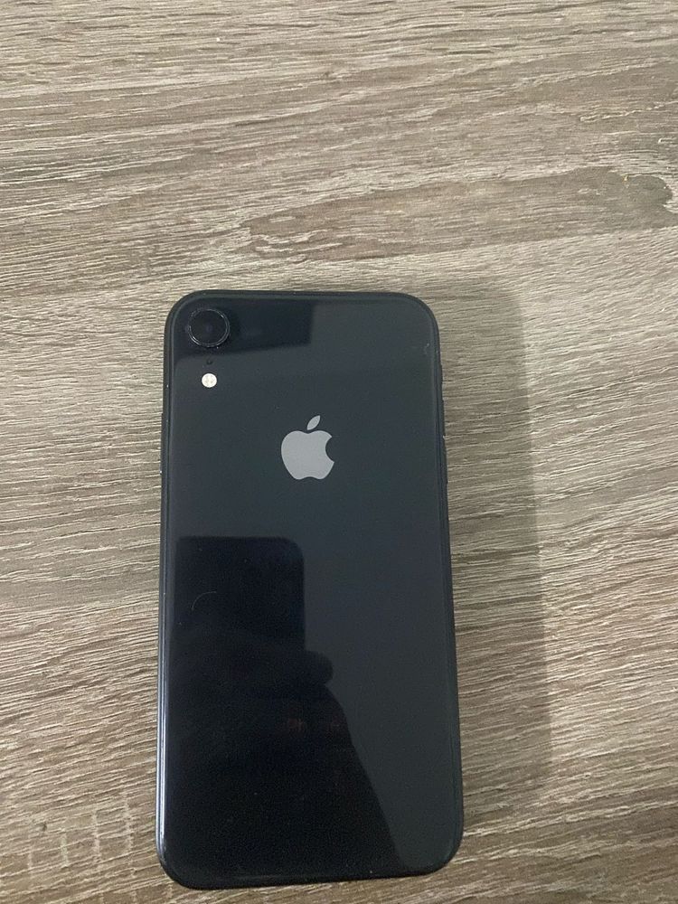 Vand iphone XR BLACK 64Gb are 2 ani si bateria schimbata