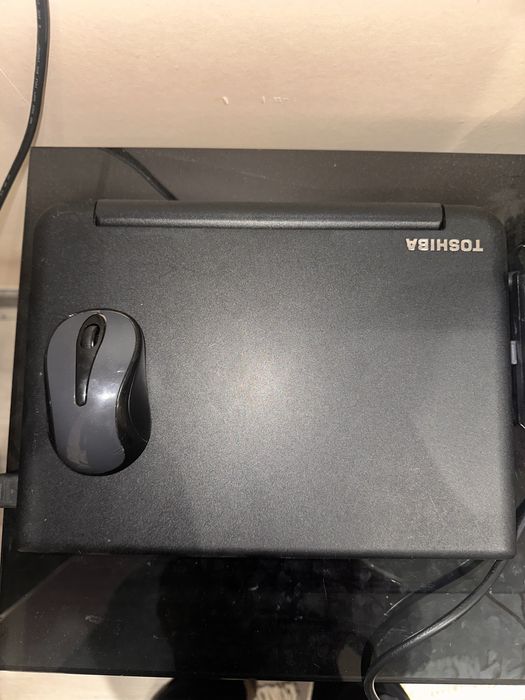 Netbook TOSHIBA orginal zaryadkasi bilan
