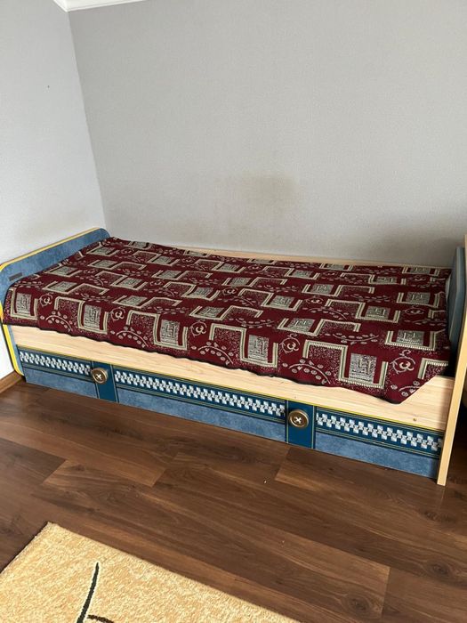 Продадим две кровати шкаф стол полку