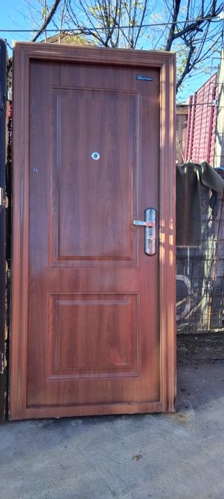 Vînd uși metalice de exterior complete cu chei