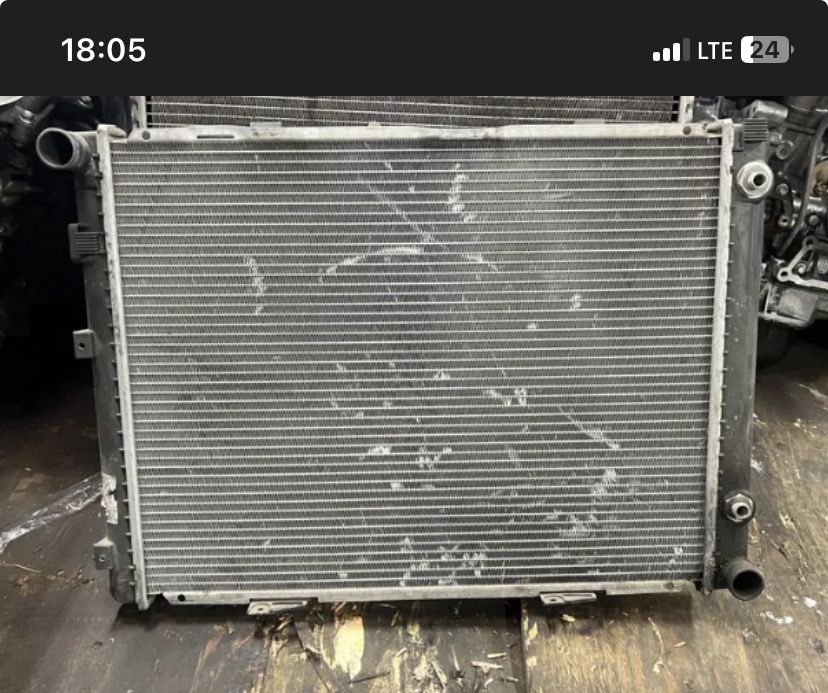 Продам радиатор охлаждения на мерседес w 124 E220