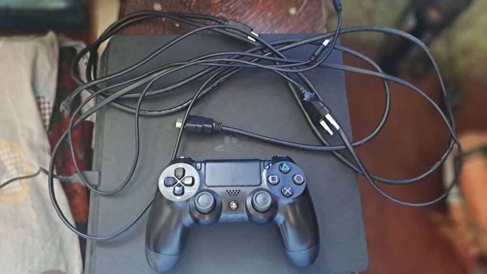 Плейстейшн  4 оригинал