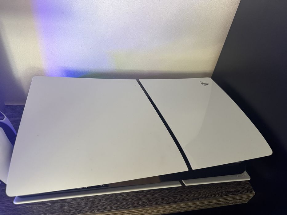 PlayStation 5 Slim 1TB + Controller + Stand de încărcare