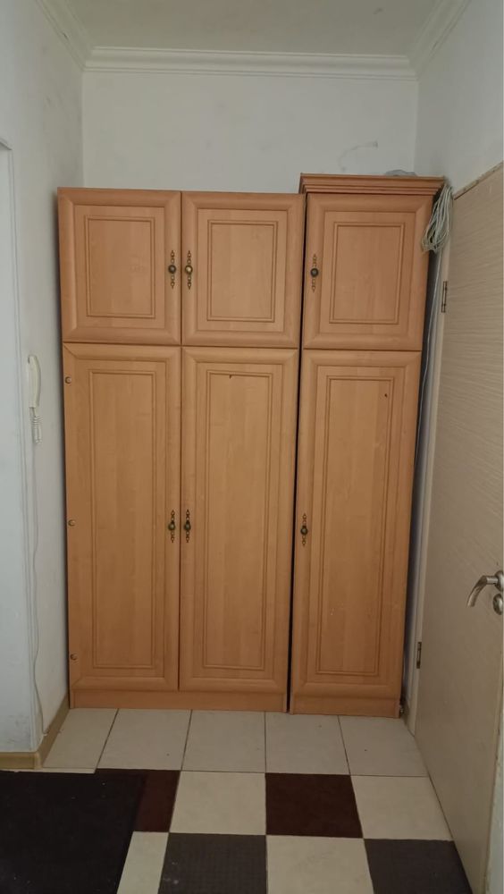 Шкаф, дивон, стол, матрас