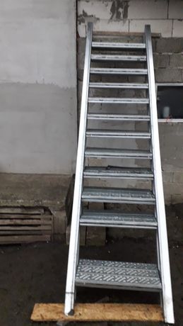 Scară metalică cu balustrada zincata