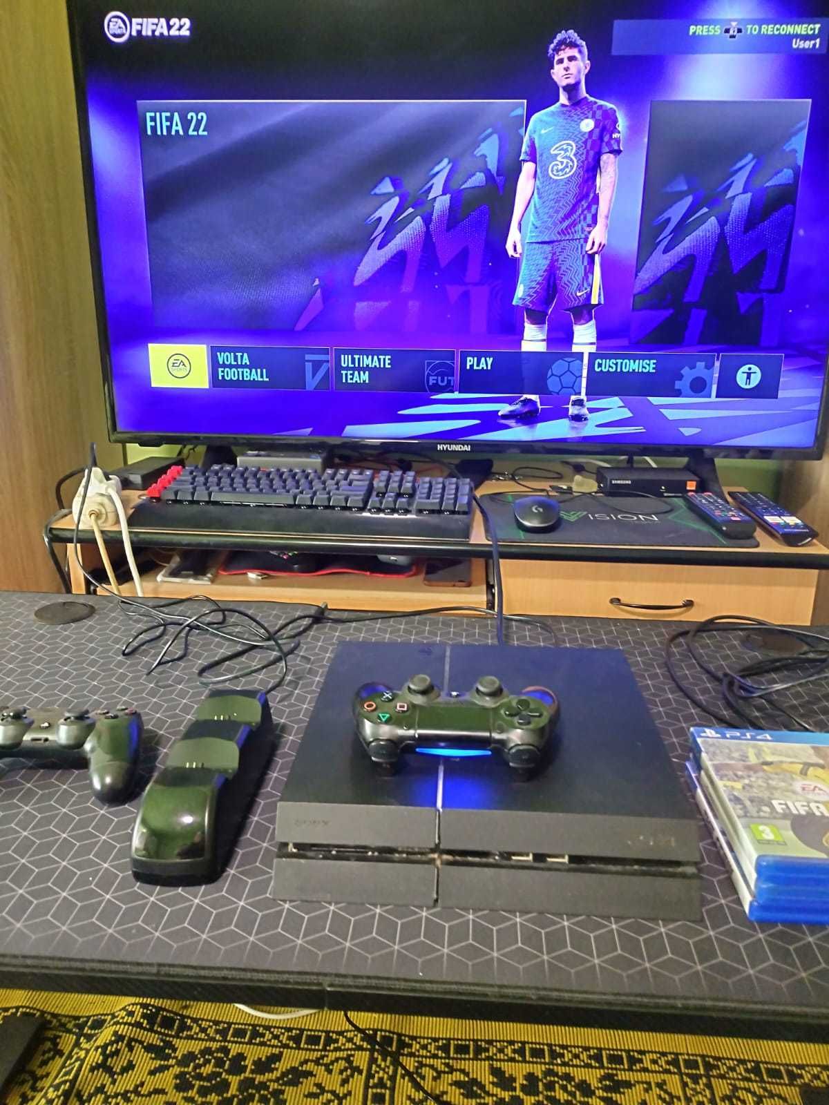 Vand PS4 de 1TB + 3 jocuri + 2 controllere + incarcator + cablu HDMI