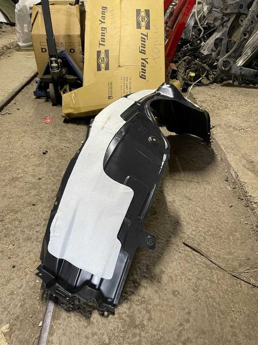 Передний подкрылок на Toyota Camry 50,55