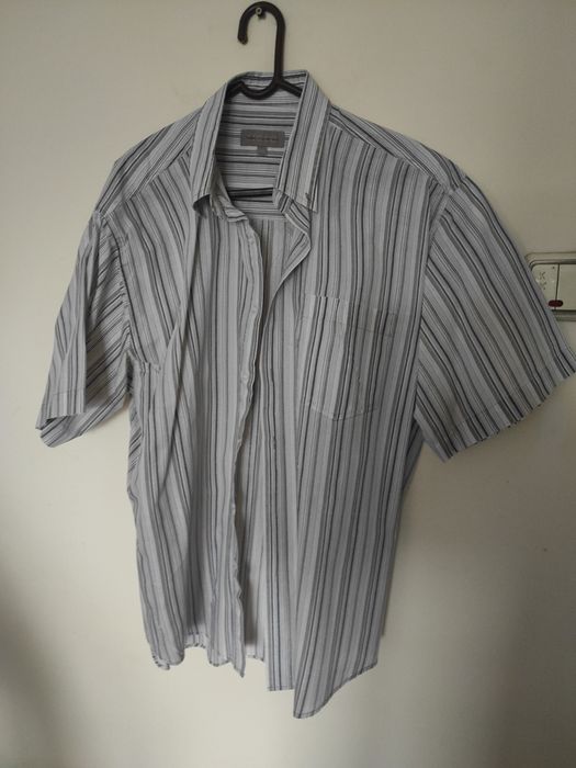 Cămăși cu mânecă lungă și scurtă, diferite mărimi, diferite modele, cu