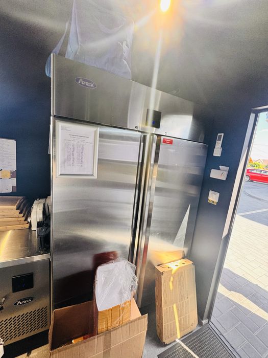 Vand chiosc tip toneta din structura metalica