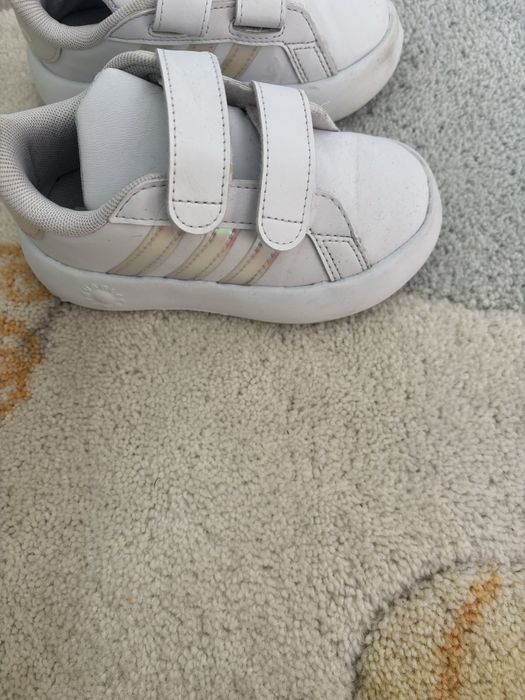 Продавам детски маратонки adidas номер 25