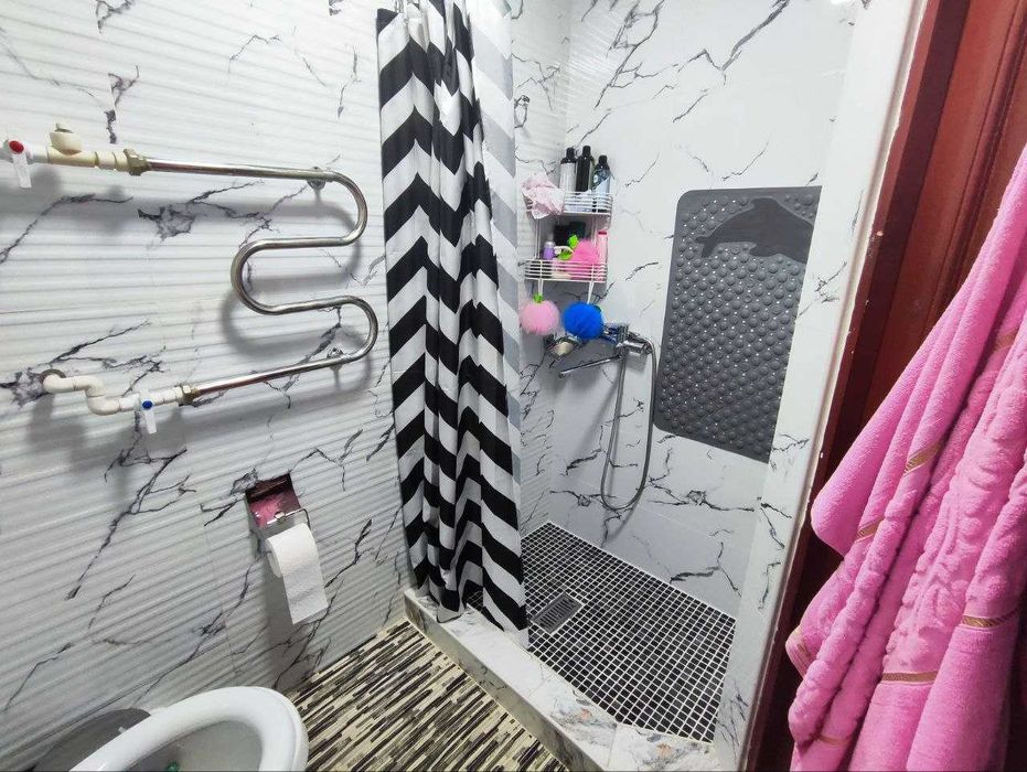 СРОЧНО !! Продаётся участок в Яшнабаде 3 соток 6 комнат