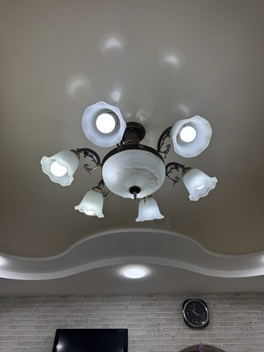 Продается телевизор и мебель для офиса