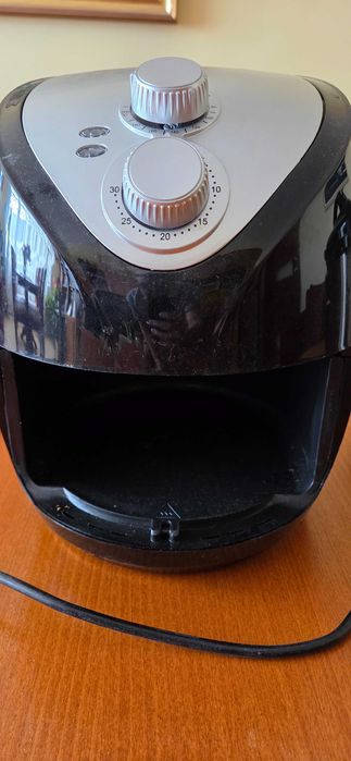 Неизползван нов air fryer Crown