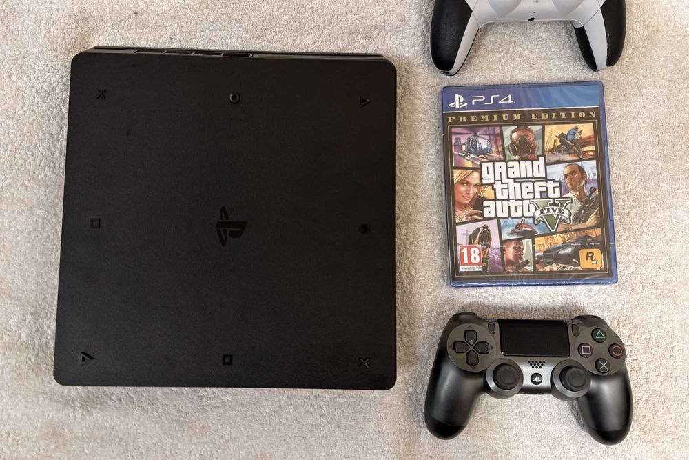 отличен Playstation 4 Slim 500Gb + 2 джойстика + чисто нова GTA V