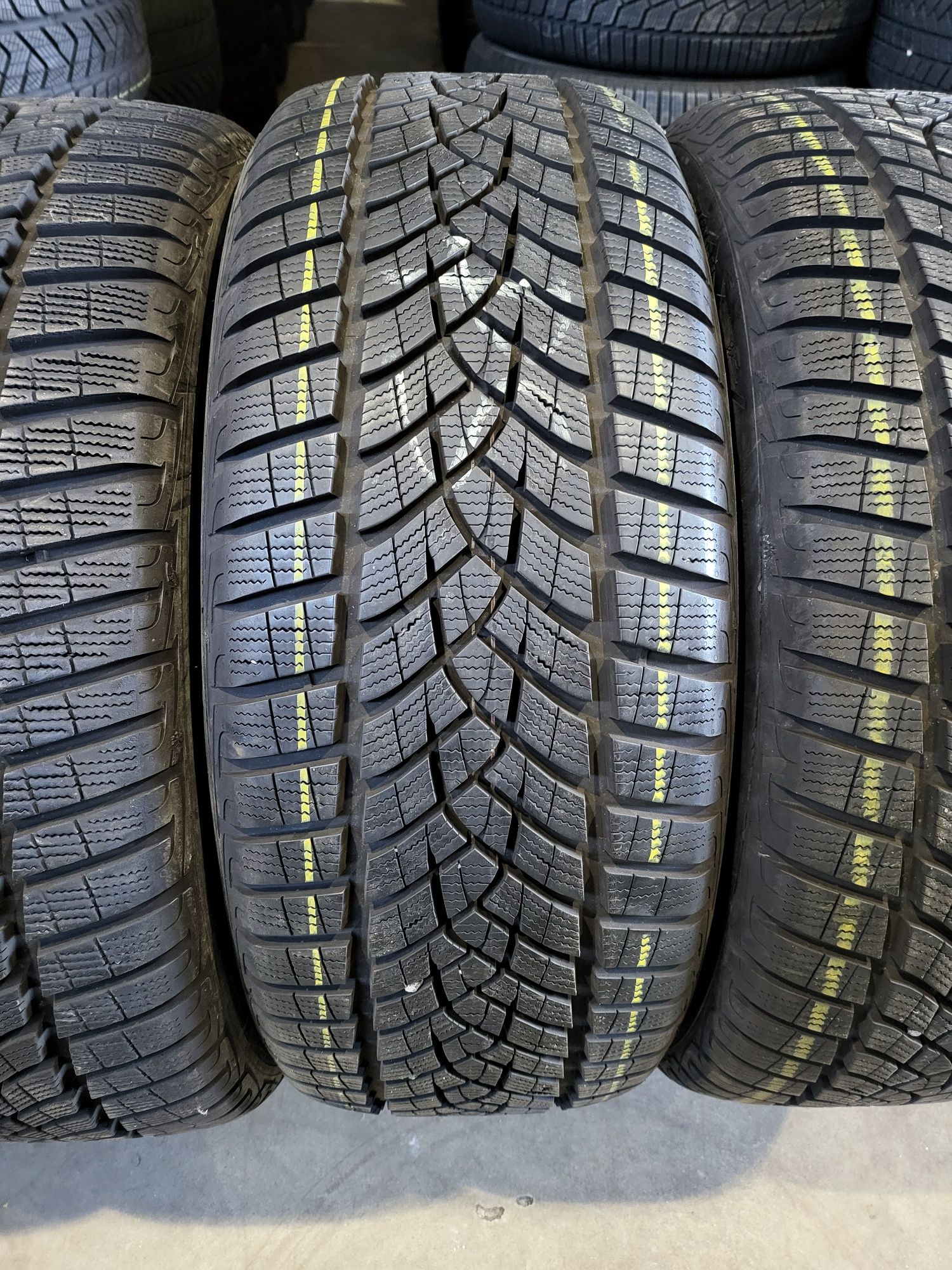 255/40/20//235/45/20 Goodyear