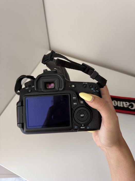 Фотоапарат Canon EOS 60D + Обектив Canon EF-S 18-135 mm IS