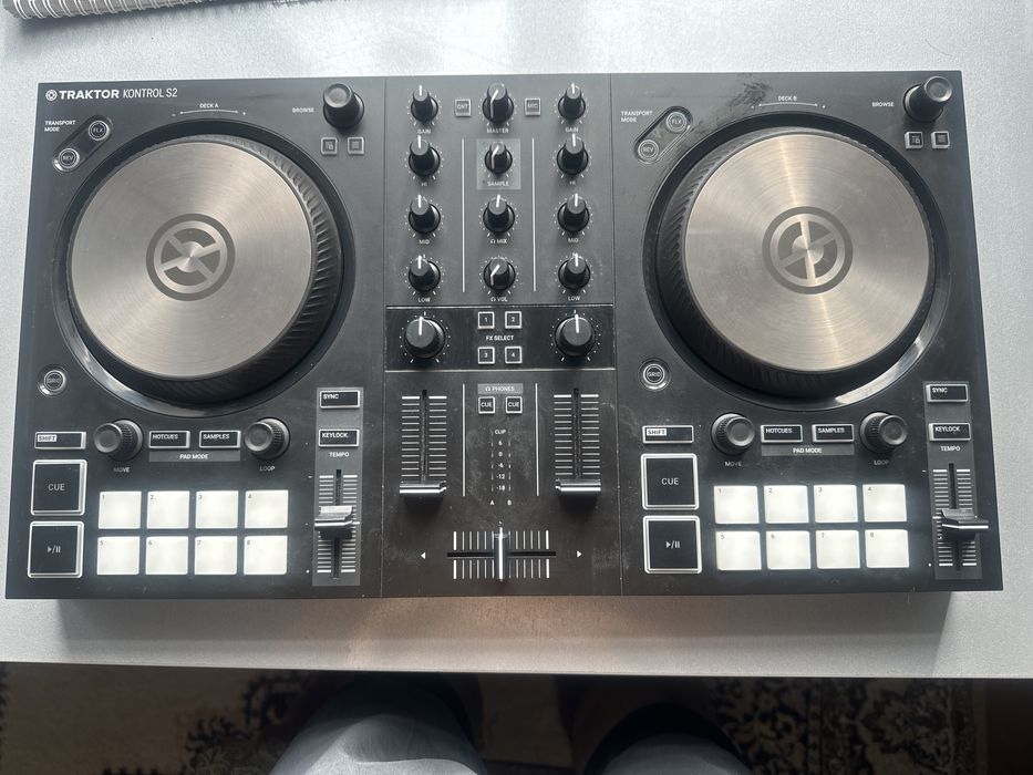 Контролер Traktor conrtol s2 mk3 native instruments