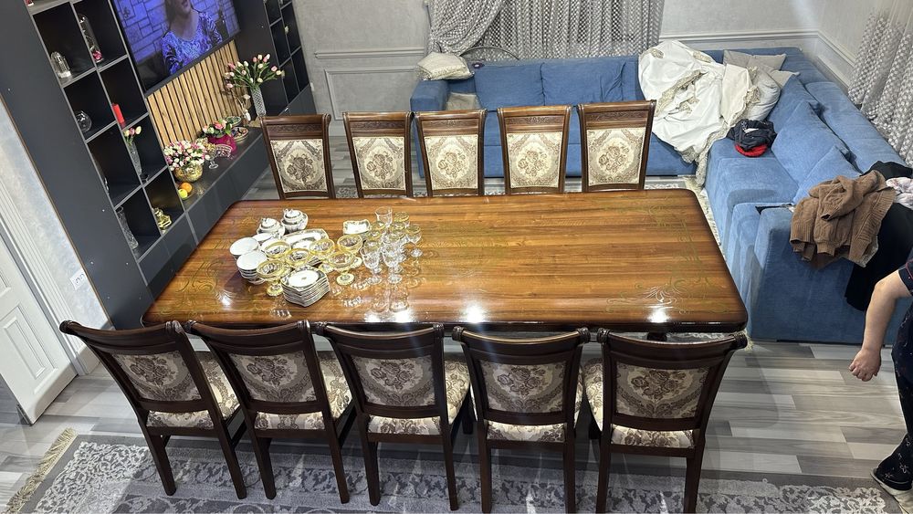 1 та стол , 12 та стул сотилади. Холати зор . Келишамиза яна