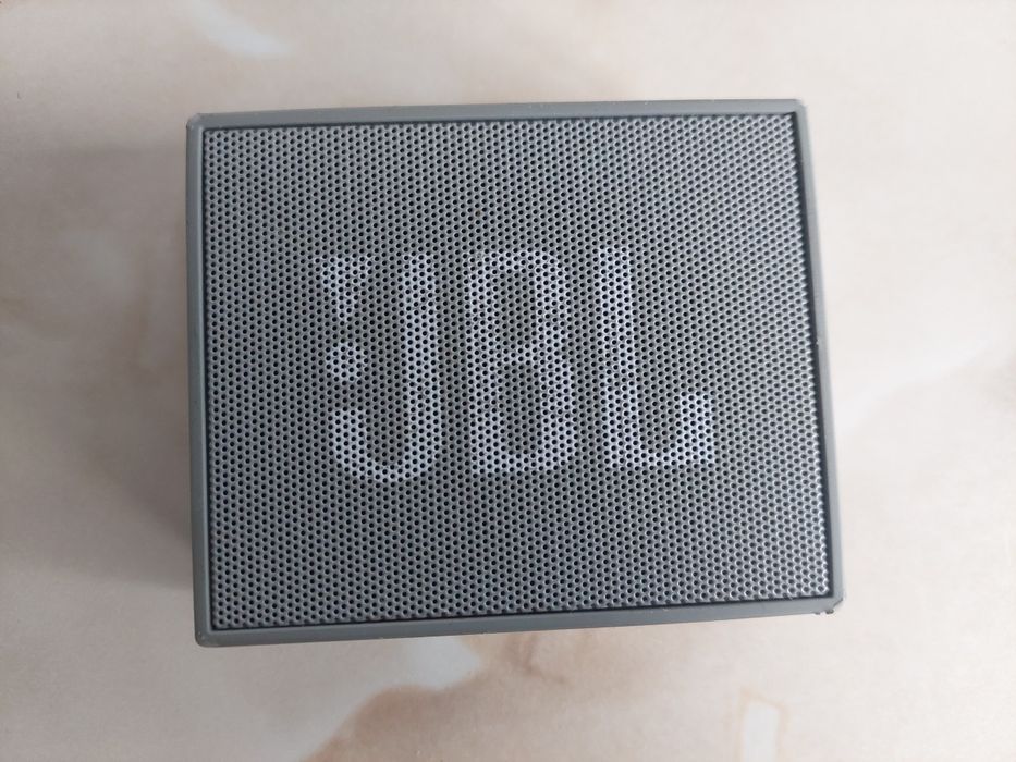 Vând boxă portabilă JBL Go fără probleme, pe gri //poze reale