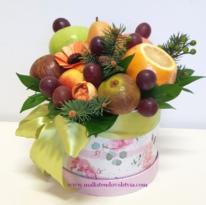 Аранжировки с цветя и бонбони, букети от плодове