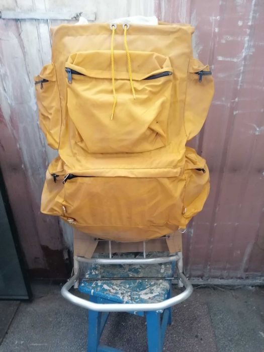 Rucsac cu cadru aluminiu.