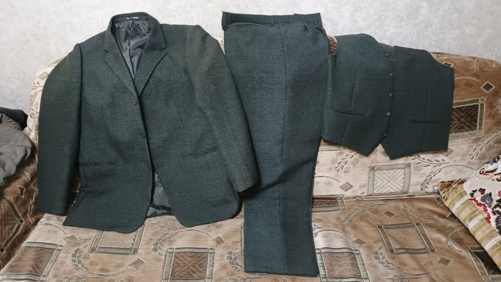 Костюм тройка,в отличном состоянии.