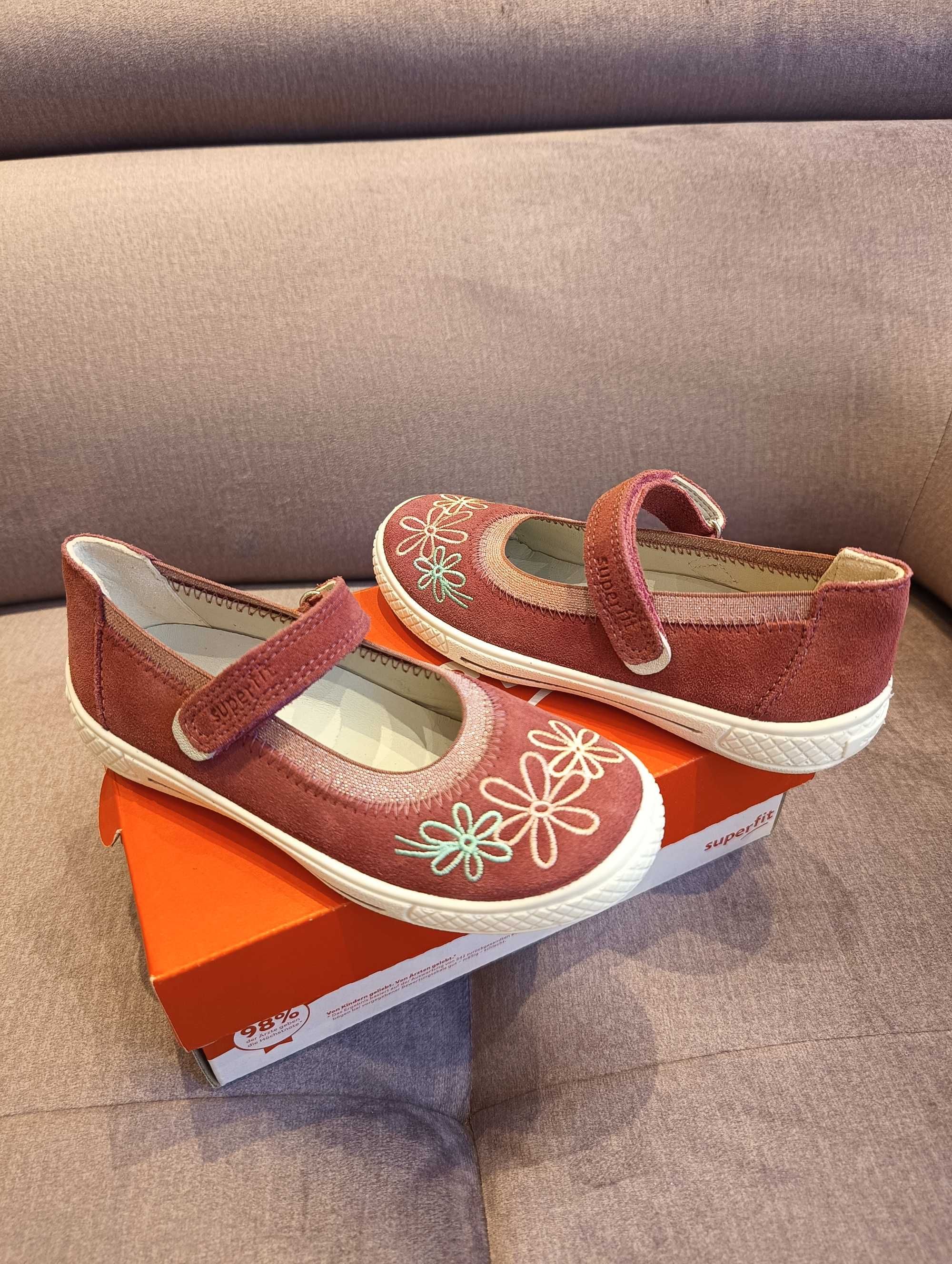 Нови кецове Clarks и обувки Superfit за момиченце