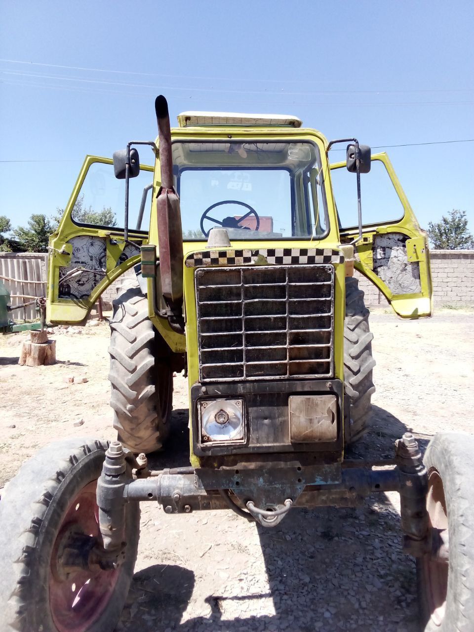 Traktor sotiladi