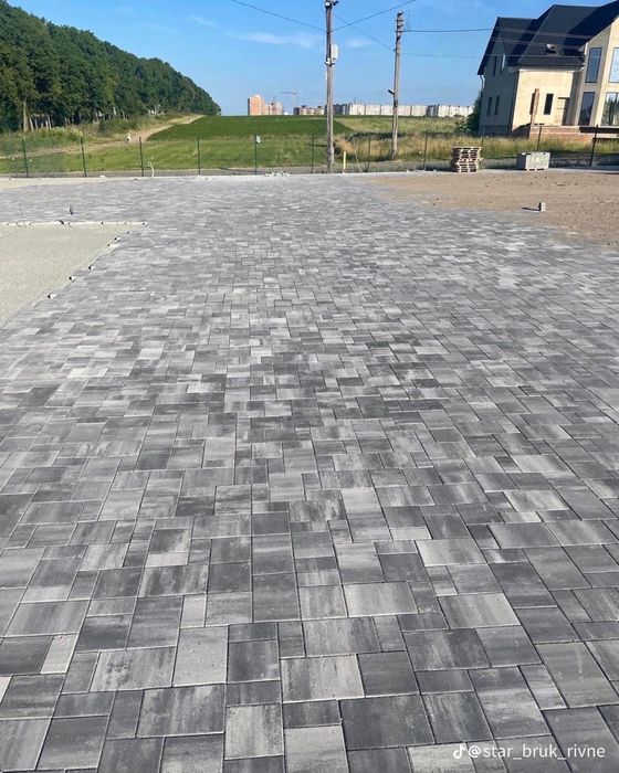 Amenajări curți cu pavaje, beton, borduri.