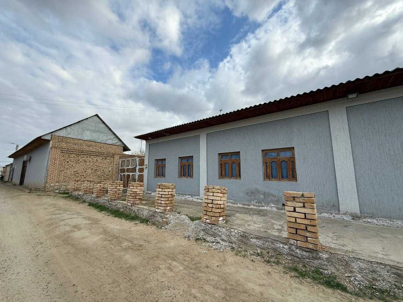 Tayyor 5.5 sotiqli hovli sotiladi.