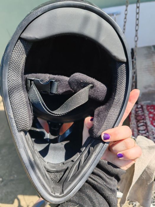 Vând bicicleta cu casca