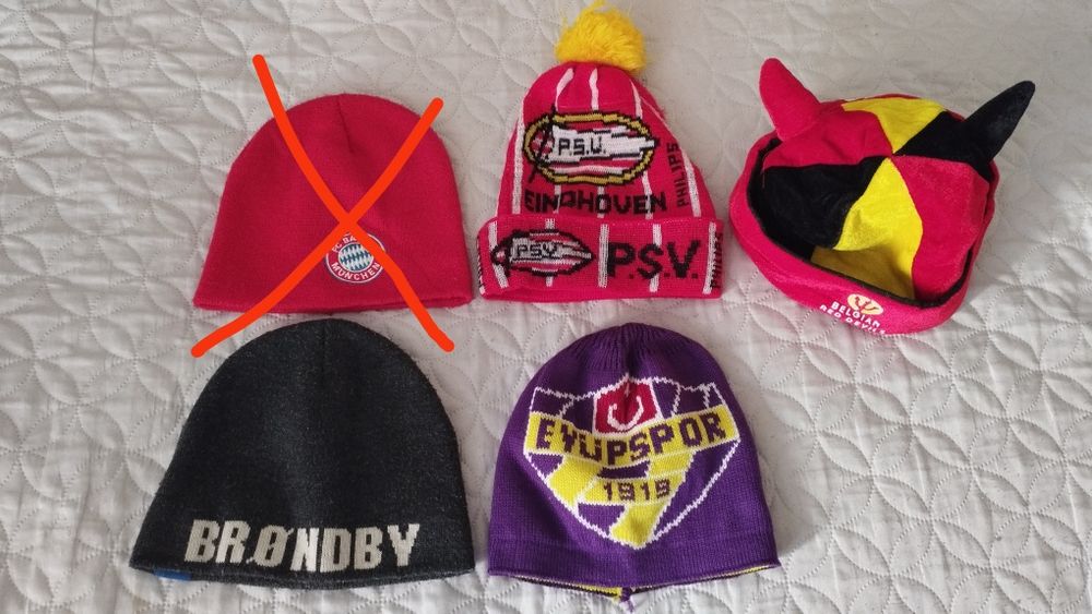 Зимни футболни шапки