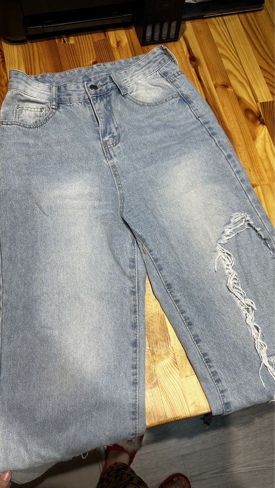 Рванные джинсы женская