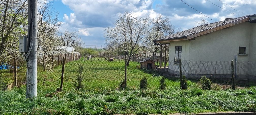 Къща - вила в село средна Смолница да 9 км от Добрич