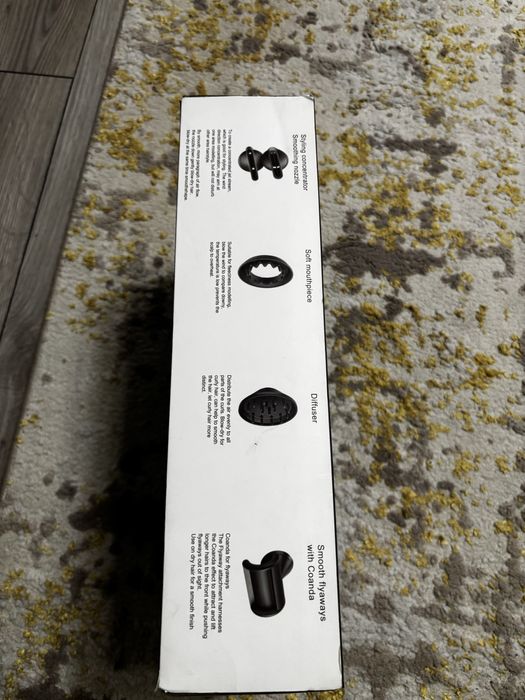 Uscator de par asemanator dyson