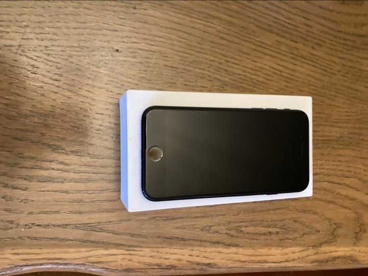 iPhone SE 128 GB черен с протектор