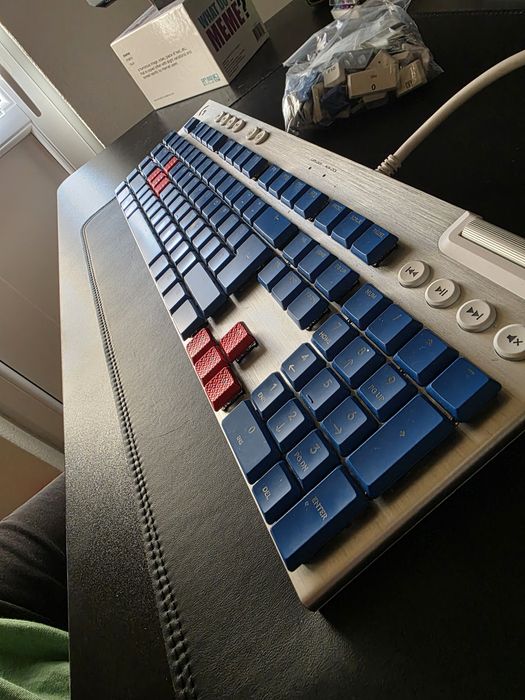 Клавиатура Logitech g815 бяла + цял сет резервни клавиши