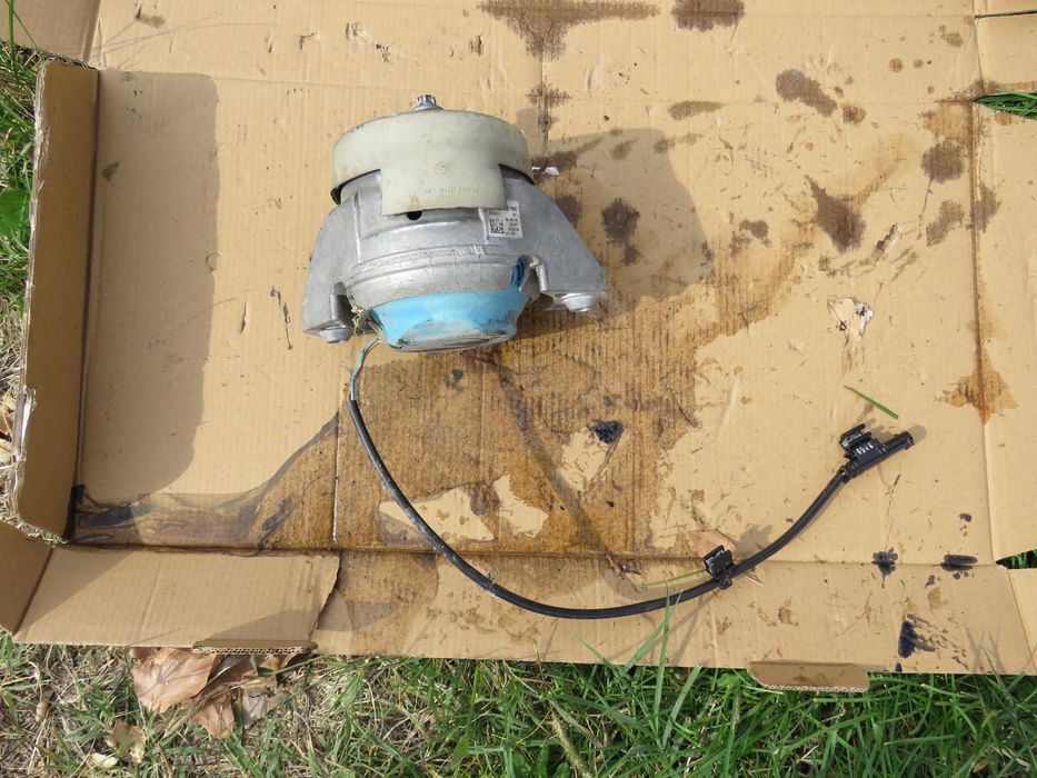 ляв и десен тампон двигател  W222 W223 S400 S350 cdi 656929