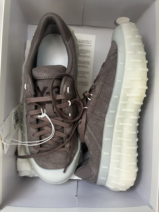 Vand Adidasi Y-3 noi