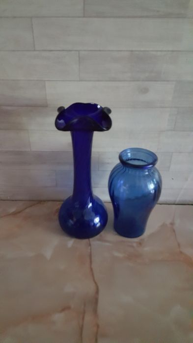 vaza din sticla albastra