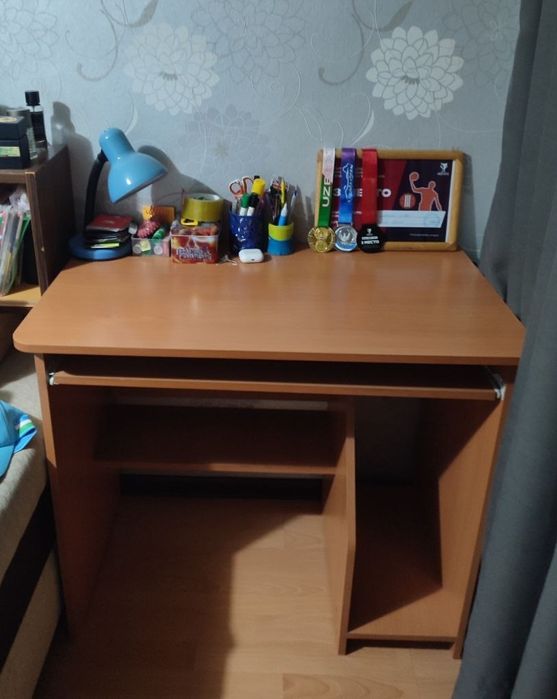 Продаётся письменный стол