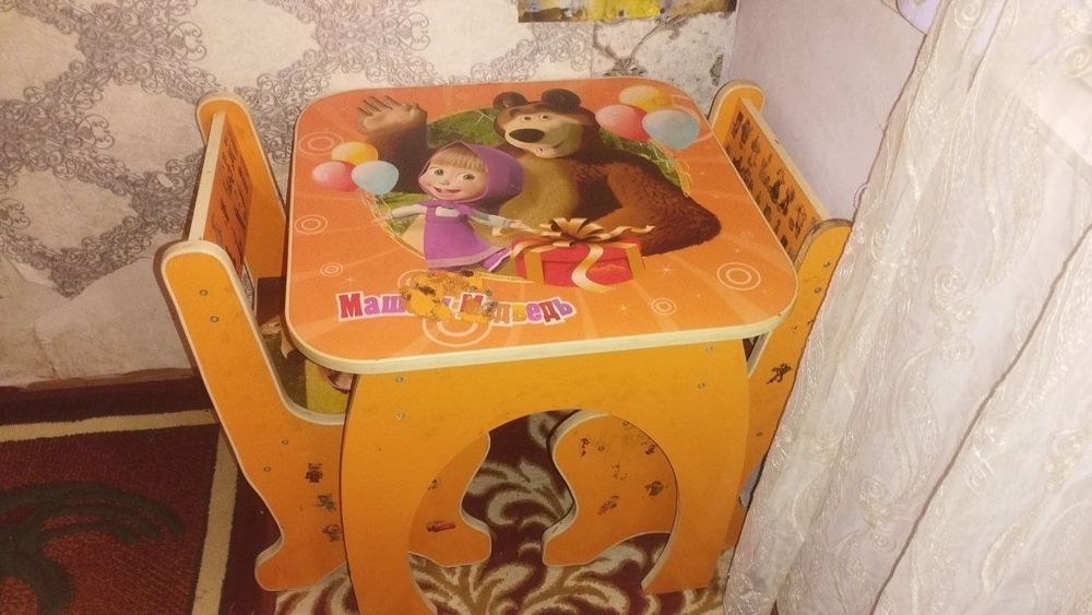 Продам детский стол со стульями