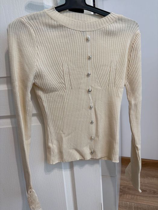 Дамска блуза с перли и дантела