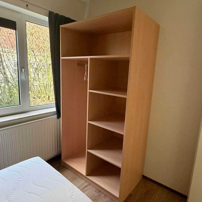 Dulap dressing deschis cu rafturi și bară pentru umerașe