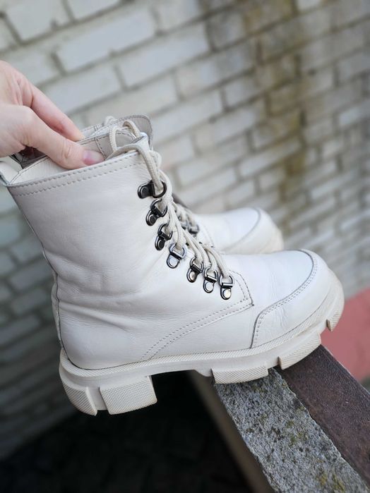 Продавам кожени обувки в добро състояние