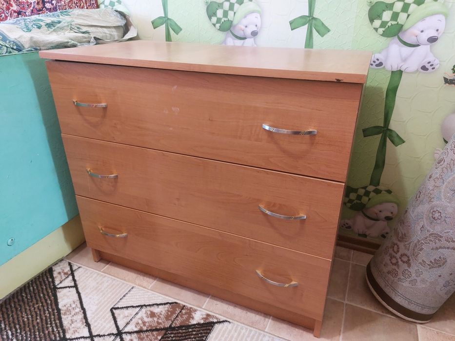 Комод , с тремя полками. Высота 70см,